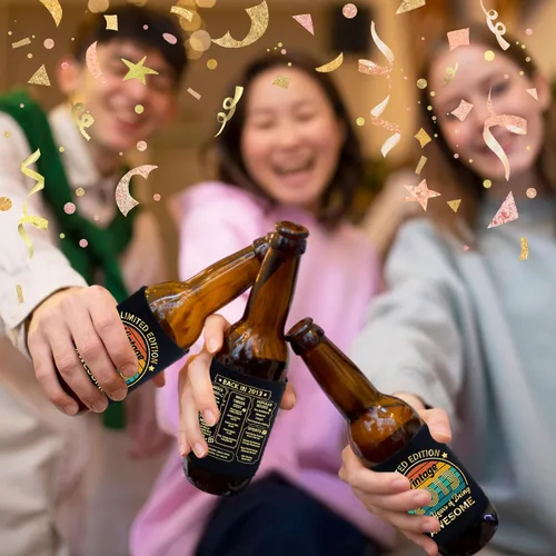Miniatura 4 de Decoraciones de cumpleaños número 13, suministros y recuerdos de fiesta, fundas enfriadoras para latas de bebidas, paquete de 12, negro y dorado