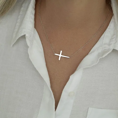 Miniatura 5 de Collar con cruz ubicada de costado de plata de ley 925