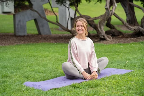 Miniatura 6 de YOGATI® Esterilla de Yoga con Correa con Líneas de Alineación. Esterilla de Entrenamiento en Casa para Mujeres, Hombres y Niños. Esterilla de Yoga