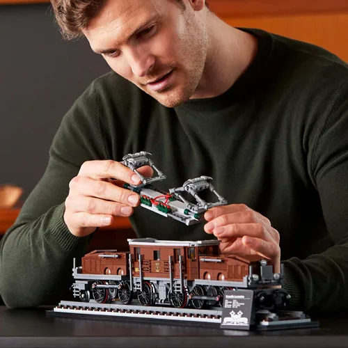 Miniatura 3 de LEGO Kit de construcción de locomotora de cocodrilo 10277; recrea la icónica locomotora de cocodrilo con este modelo de tren; es una gran idea