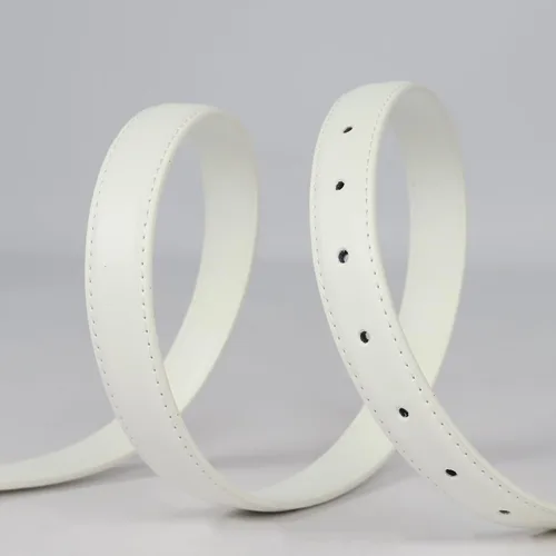 Miniatura 34 de Cinturón de cuero clásico con hebilla de metal para mujer con vestido de jeans