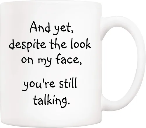 5Aup Regalos de Navidad, taza de café con cita divertida para amigos, compañeros de trabajo, y sin embargo, a pesar de la mirada en mi cara, tazas