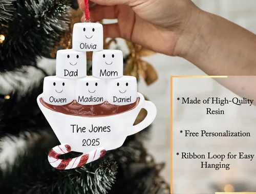 Miniatura 3 de Adorno de Navidad personalizado de la familia de 6 de chocolate caliente 2026 Malvaviscos personalizados en taza de cacao con bastón de caramelo
