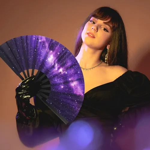 Miniatura 7 de Queekay 2 ventiladores de mano plegables rave para baile de línea para mujer, galaxia satinada, ventilador decorativo de mano grande con funda