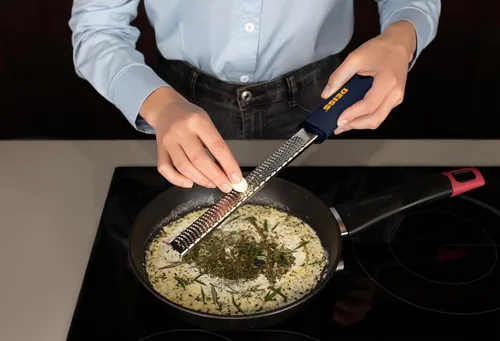 Miniatura 2 de Deiss PRO Rallador de Cítricos y Queso - Queso Parmesano, Limón, Jengibre, Ajo, Nuez Moscada, Chocolate, Verduras, Frutas - Hoja de Acero Inoxidable
