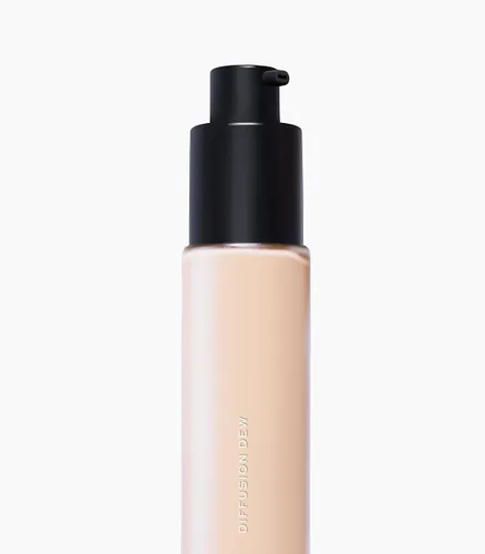 Miniatura 2 de MAKE Beauty Diffusion Dew Skin Tint. Acabado radiante de cobertura transparente a media. Difumina, suaviza e ilumina para una tez luminosa. 01 Feria
