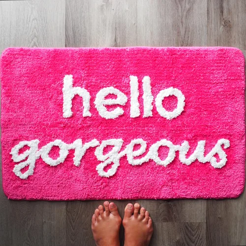 Alfombra de baño Hello Gorgeous color rosa intenso, magenta oscuro, fucsia, rubor, melocotón, coral, bonita, hermosa, hermosa, divertida, decoración