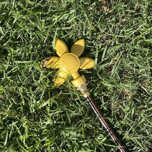 Miniatura 5 de Aspersor de césped, diseño de flores amarillas de 4.3 pulgadas, paquete de 2, rociadores metálicos para áreas de césped pequeñas, juego de niños