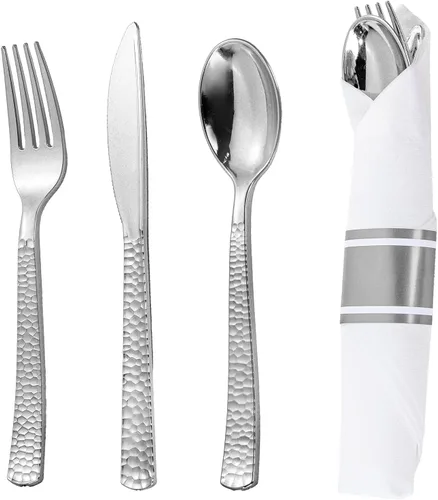 WELLIFE 50 cubiertos de plástico plateado martillado para invitados, servilletas preenrolladas con cubiertos de plata, cubiertos desechables de