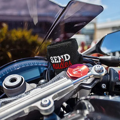 Miniatura 4 de Moto Loot - Funda para depósito de líquido de frenos para motocicletas, Sporbikes y regalos (Send Nudes)