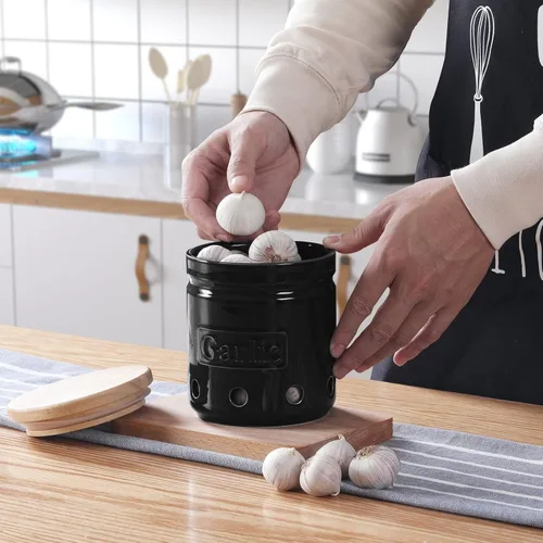 Miniatura 2 de ONTUBE Soporte de ajo con tapa de madera, contenedor de ajo cerámico de 4.5 pulgadas, contenedor de ajo para la cocina, guardador de ajo para Negro