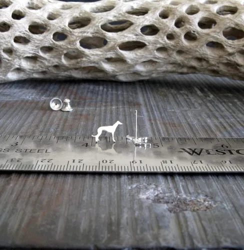 Miniatura 2 de Pendientes de tuerca de perro Greyhound de plata de ley cepillada, hechos a mano en Estados Unidos