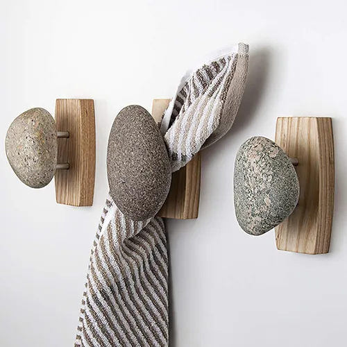 Sea Stones Coast Hook - Gancho para abrigos, seleccionado a mano, gancho de pared de piedra natural con elegante placa trasera de madera, cuelga tus