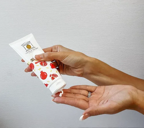 Miniatura 3 de Crema de manos con aceite de oliva - Fórmula hidratante profunda y nutritiva para manos suaves y flexibles (granada)
