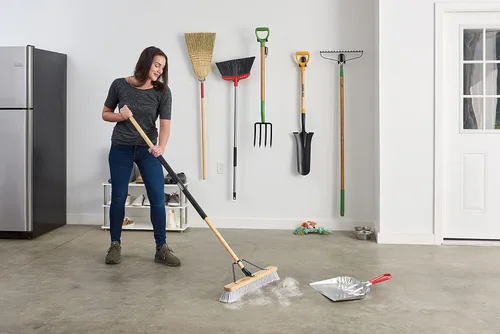 Miniatura 11 de Harper Escoba de empuje de superficie lisa para interiores de 24 pulgadas con cerdas marcadas para arena, polvo de sierra, virutas de madera y pelo