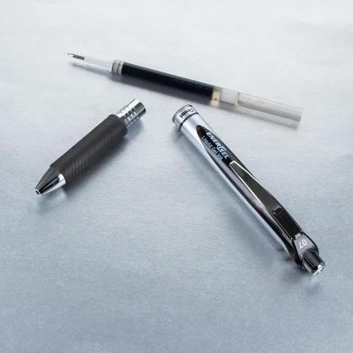 Miniatura 6 de Pentel® Energel® Deluxe RTX Bolígrafos de gel, punto Mediano, 0.7mm, barriles surtidos, tinta color negro, paquete de 3