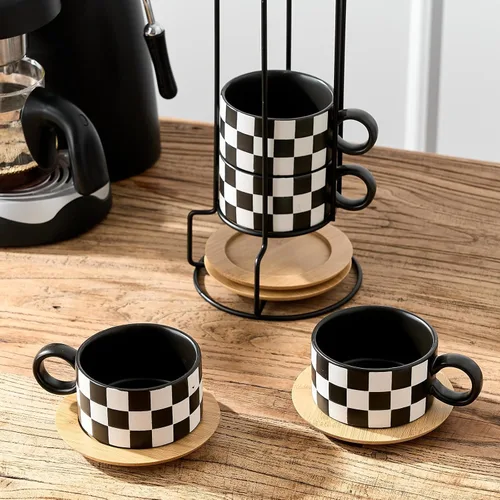 Miniatura 6 de LUKA - Juego de 4 tazas de café espresso apilables de cerámica con tablero de ajedrez en blanco y negro de 6 onzas, con platillos y soporte