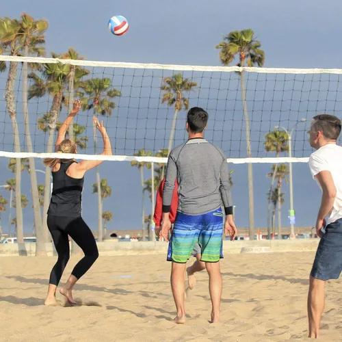 Miniatura 6 de GoSports Pelotas de voleibol recreativas de tacto suave - Individual o paquete de 6 - Tamaño reglamentario para juego en interiores o exteriores - 6