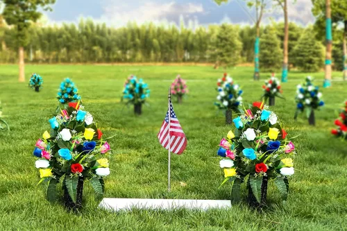 Miniatura 2 de LVXINLI 2 juegos de flores artificiales para cementerios, decoraciones de tumba al aire libre con rosas, hermosos arreglos florales con jarrón