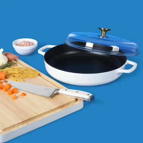 Miniatura 3 de Sur La Table Kitchen Essentials Sartén Braseadora de Hierro Fundido Esmaltado de 3.75 Cuartos Todo en Uno Multiusos No Tóxico Antiadherente con Tapa