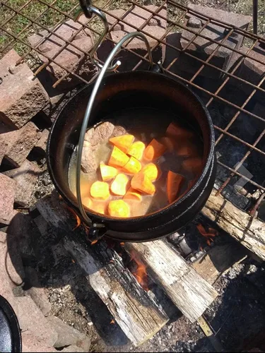 Miniatura 6 de Cuisiland Olla de caldero Potjie de hierro fundido de 8.5 cuartos con tapa y 3 patas, olla pre-sazonada estilo sudafricano para cocinar al aire