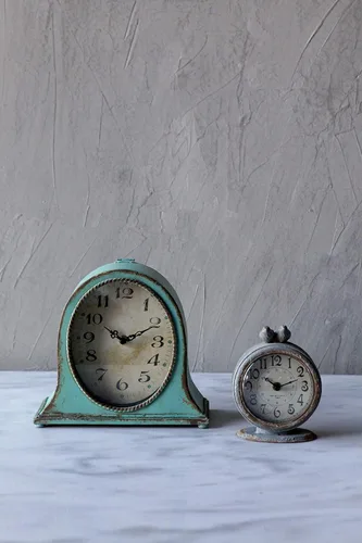 Miniatura 4 de Creative Co-Op Reloj de repisa de metal con acabado aguamarina