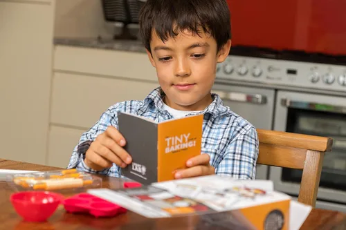Miniatura 6 de SmartLab Juguetes para hornear TINY con 20 deliciosas recetas pequeñas. Gran ciencia. Herramientas pequeñas.