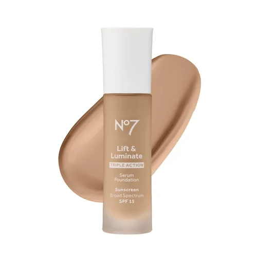 Miniatura 17 de No7 Lift & Luminate Base de suero de triple acción, maquillaje líquido con SPF 15 para una base húmeda y brillante, fórmula radiante para piel 07