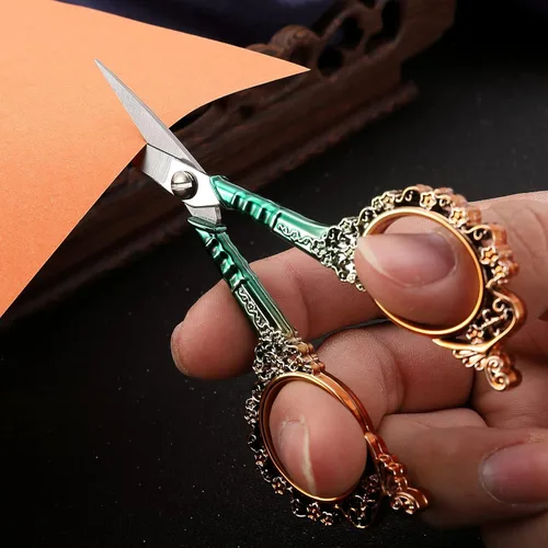 Miniatura 5 de Tijeras de costura afiladas con funda, tijeras de bordado para manualidades, hilo y punto de cruz, herramienta DIY, 4.5 pulgadas, doradas y verdes