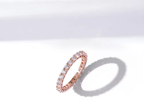 Miniatura 14 de Amazon Essentials Anillo de plata de ley chapada en platino o oro con circonita cúbica redonda de elementos infinitos