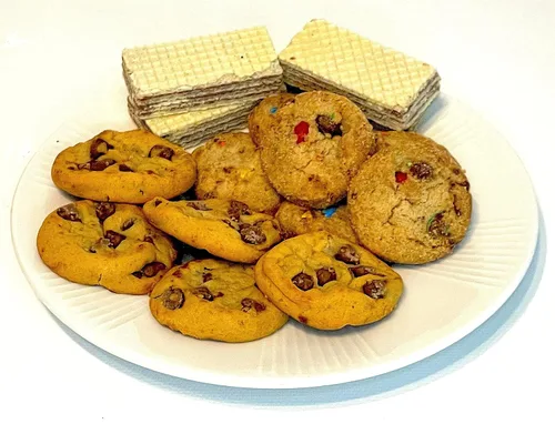 Miniatura 5 de Cesta de regalo gourmet de Halloween de chocolates artesanales, galletas, crujidos y aperitivos. Perfecto para regalos de negocios, cumpleaños