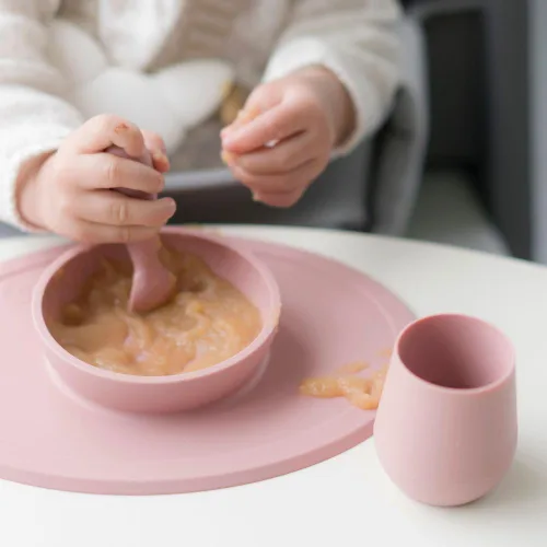 Miniatura 2 de ezpz Tiny Cup (Blush) – Taza de entrenamiento de 100% silicona para bebés – 4 meses en adelante – Diseñada por un especialista en alimentación