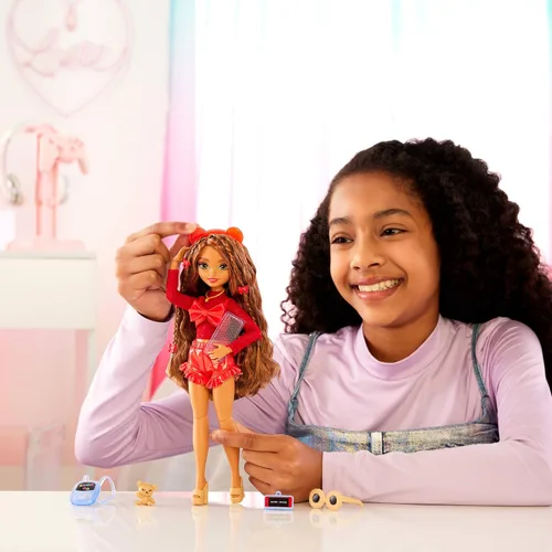 Miniatura 2 de Set de juego Barbie Dream Besties, muñeca posable Teresa de moda con cabello castaño y pinzas para el cabello, 10 accesorios temáticos de videojuegos