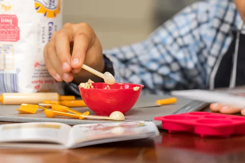 Miniatura 7 de SmartLab Juguetes para hornear TINY con 20 deliciosas recetas pequeñas. Gran ciencia. Herramientas pequeñas.