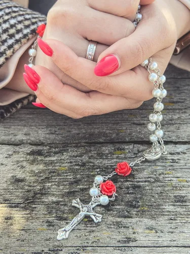 Miniatura 5 de Perlas blancas Collar de Rosario Católico Nuestra Rosa Flores Rojas Centro de la Medalla y Cruz
