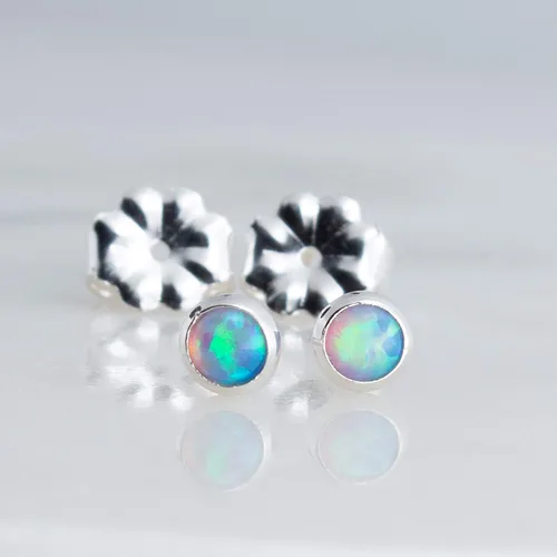 Miniatura 34 de Aretes pequeños de plata de ley para cartílago, tragus, hélix, múltiples piercings hipoalergénicos, piedra natal para mujer, juego de bisel