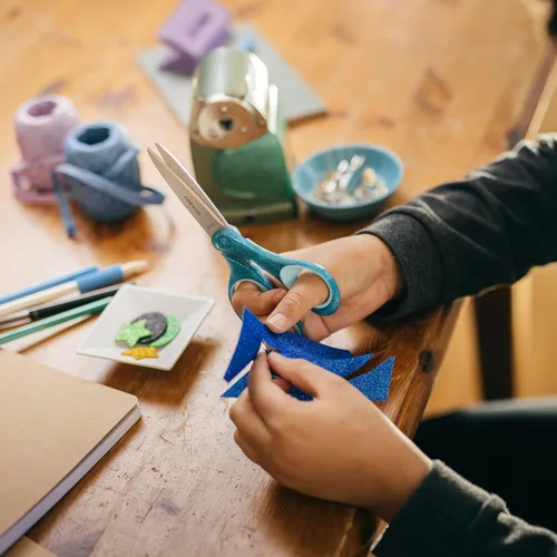 Miniatura 8 de Fiskars SoftGrip Tijeras con purpurina para estudiantes de 7 pulgadas para niños mayores de 12 años, tijeras para la escuela o manualidades, Brillo