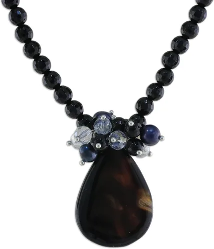 NOVICA Collar artesanal hecho a mano con colgante de perlas de agua dulce cultivadas con calcedonia negra, hecho a mano con cuentas de Tailandia,