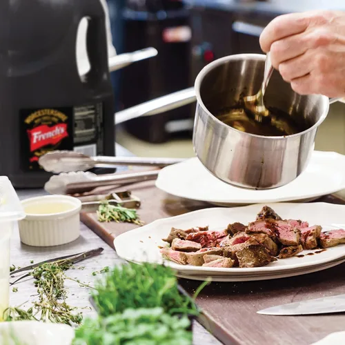 Miniatura 7 de French's Salsa Worcestershire, 1 galón – Contenedor de un galón de salsa Worcestershire sin gluten, perfecto como ablandador de carne, adobos