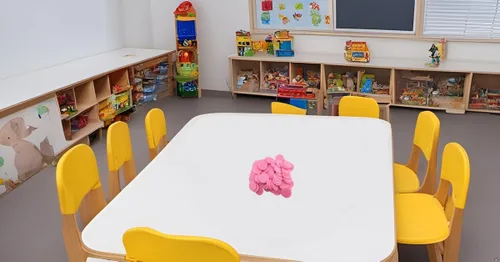 Miniatura 8 de Smartdealspro Juego de 100 contadores de aprendizaje de plástico opaco de 1 pulgada Mini fichas de juego de fichas de póquer con caja de Rosa