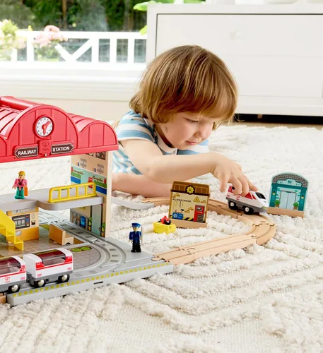 Miniatura 5 de Hape Juego de estación de tren de madera portátil, juego de tren para niños, rieles, estación de tren y personajes, fácil de transportar