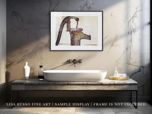 Miniatura 3 de LISA RUSSO FINE ART - Impresión artística de pared con bomba de agua vintage - Fotografía artística sin marco - Casa de campo, baño rústico, cocina