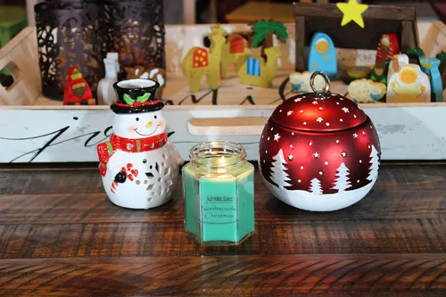 Miniatura 4 de Just Makes Scents - Vela de soja mezclada de Navidad Pino fresco de bálsamo invernal y arándano picante claro vertido a mano en los Estados