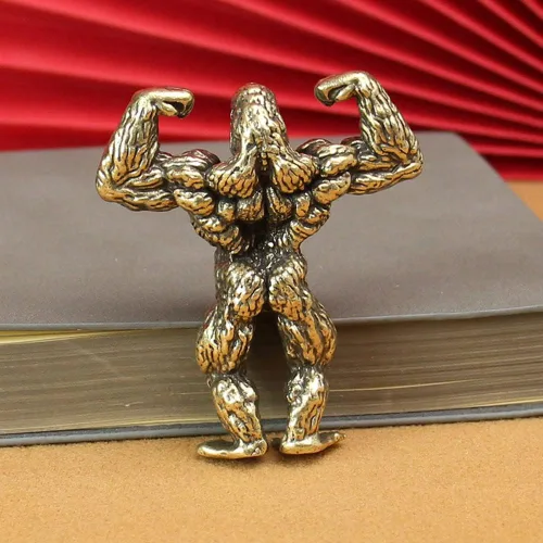 Miniatura 5 de Wwxuanke - 1 pieza de decoración de gorila muscular de cobre macizo, figura en miniatura de culturista de latón, decoración de escritorio, regalo