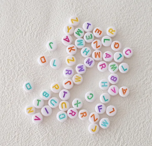 Miniatura 5 de ToBeIT 1000 cuentas de letras acrílicas de color redondo del alfabeto para hacer joyas, pulseras, collares (color blanco)
