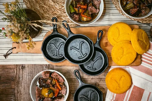 Miniatura 3 de Lodge Utensilios de cocina de hierro fundido con sello Yellowstone pre-sazonado, mango de lágrima exclusivo, uso en el horno, en la estufa