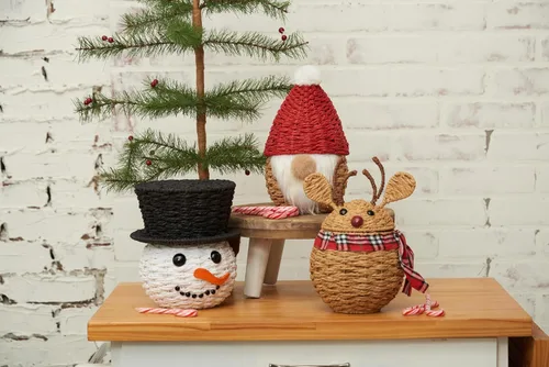 Miniatura 4 de C&F Home Muñeco de nieve tejido a mano de Navidad Candy Container