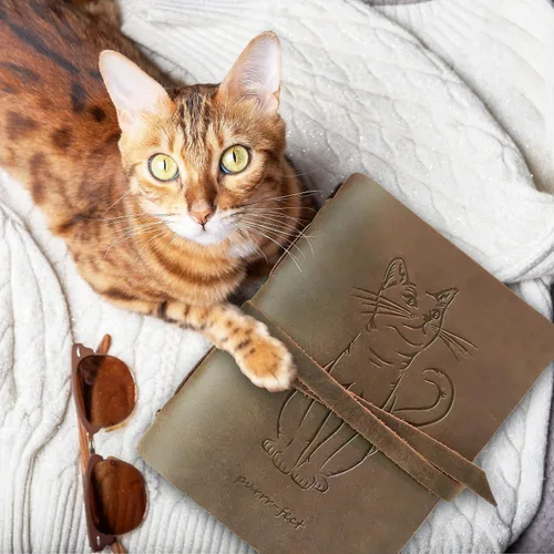 Miniatura 3 de Sovereign-Gear Diario encuadernado en cuero para hombres y mujeres, juego de regalo hecho a mano con diario de cuero en relieve de gato y bolígrafo