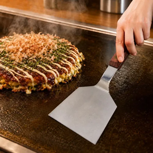 Miniatura 11 de TIKUSAN Okonomiyaki - Espátula giratoria para barbacoa, mango de madera, hecho en Japón (2.8 x 7.2 pulgadas)