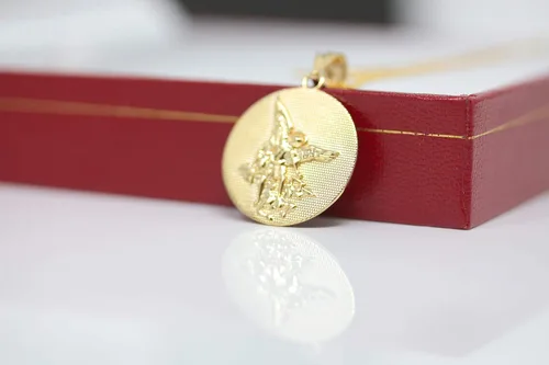 Miniatura 5 de CaliRoseJewelry Colgante de oro de 14 quilates con dije de moneda de San Miguel Protect Us